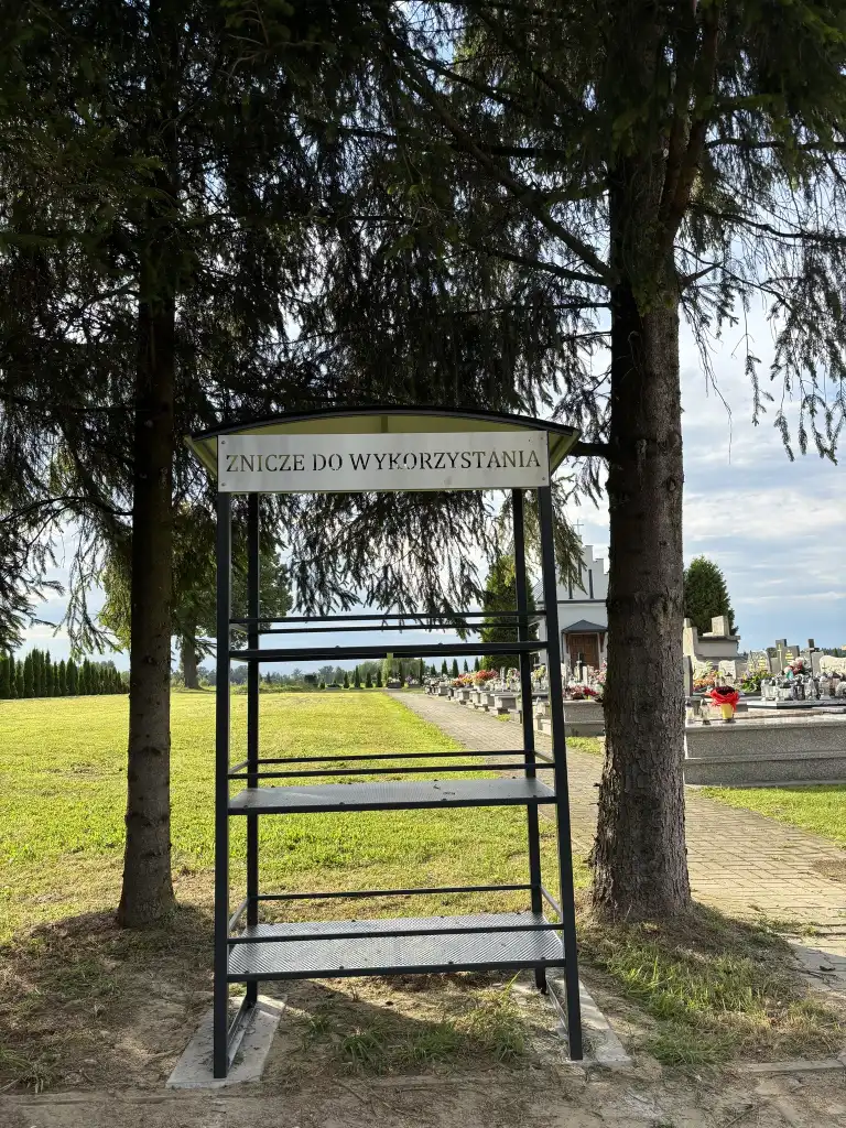 Drugie życie zniczy. Nowe regały na cmentarzach Gminy Łużna