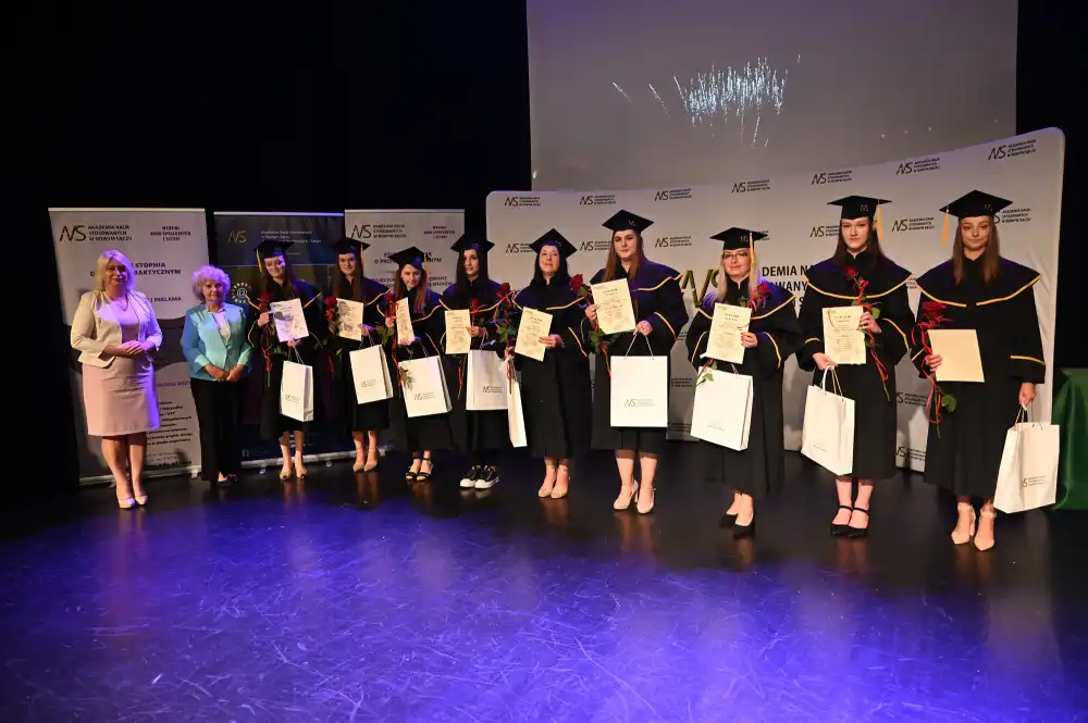 Ponad 100 absolwentów Wydziału Nauk Społecznych i Sztuki ANS otrzymało dyplomy ukończenia studiów licencjackich i magisterskich