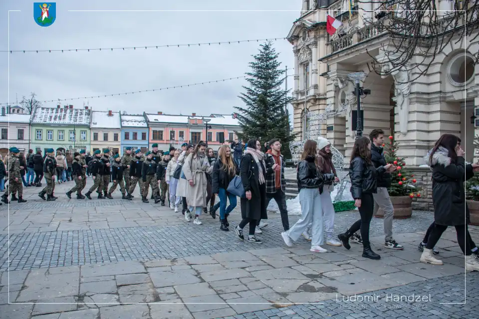 Już po raz piętnasty sądeccy maturzyści zatańczyli tradycyjnego Poloneza przed Ratuszem
