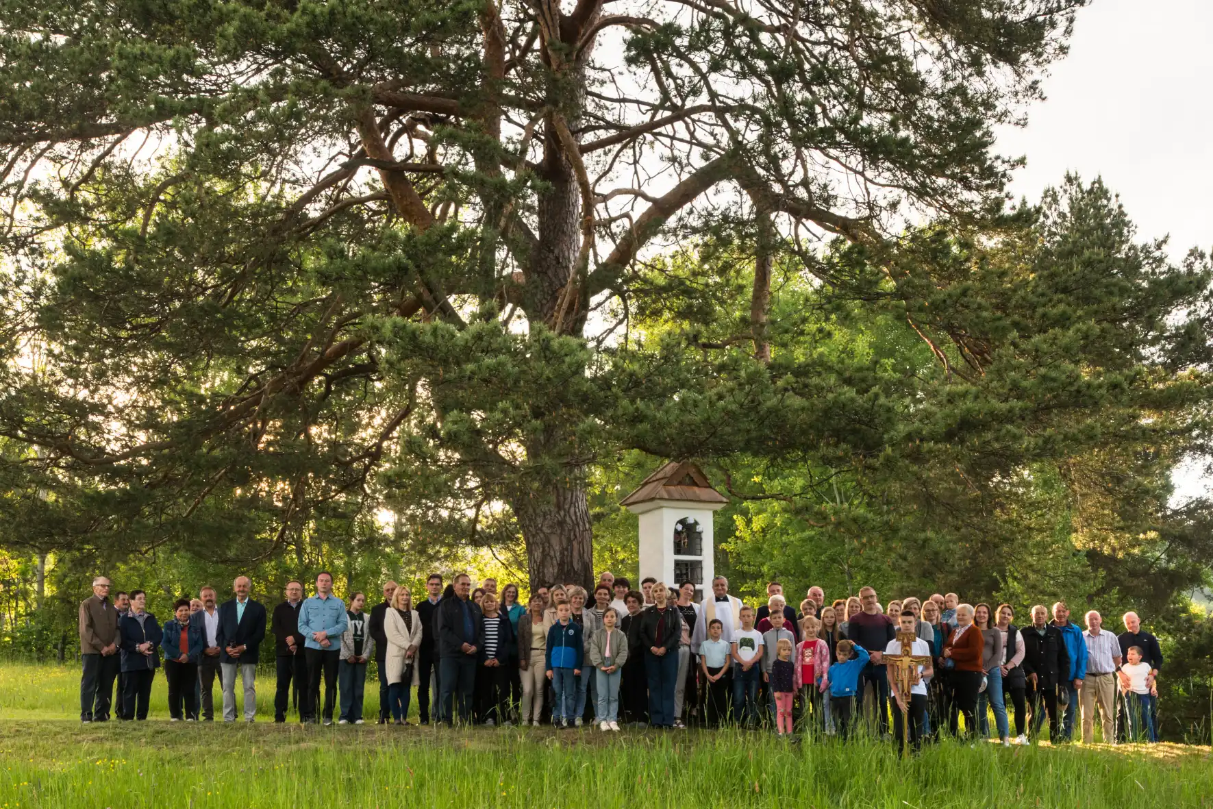 Kapliczka w Osiedlu Szczepanowo znów jaśnieje. Wspólnota Słopnic Górnych świętuje zakończenie renowacji