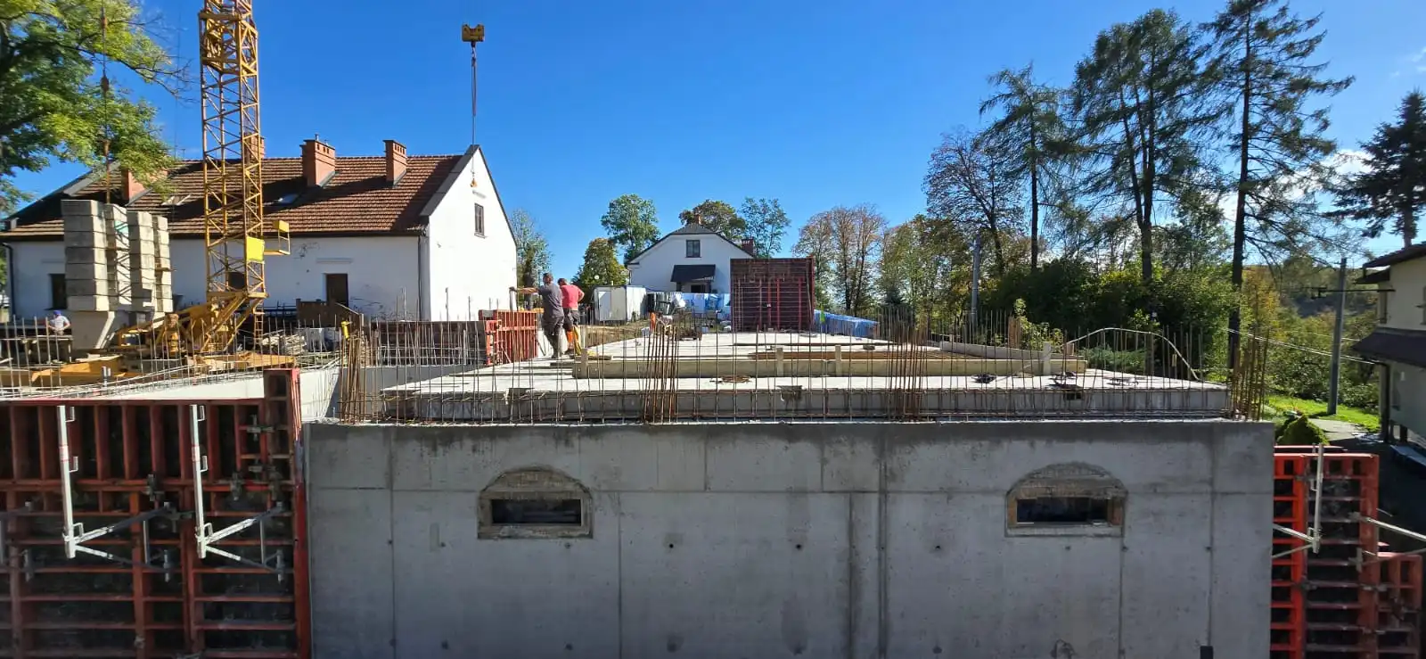 Trwa rekonstrukcja dawnej stodoły przy Dworze w Korzennej. Prace budowlane postępują w szybkim tempie