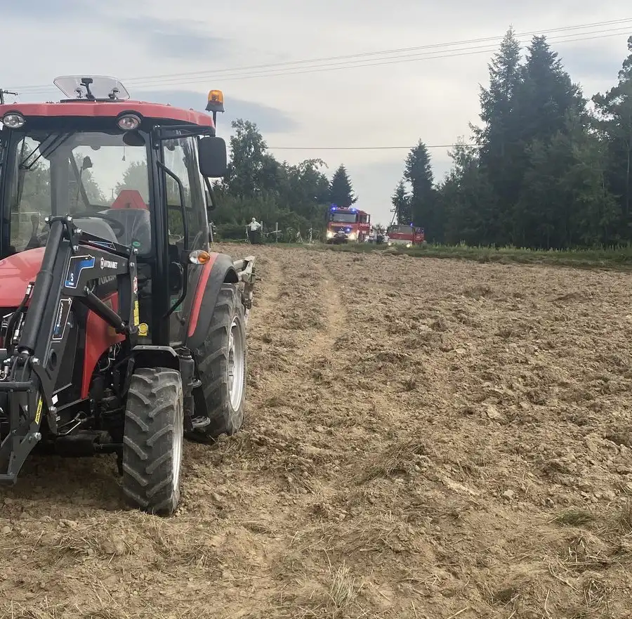 Naszacowice: wywrotka ciągnika rolniczego. Kierowca trafił do szpitala