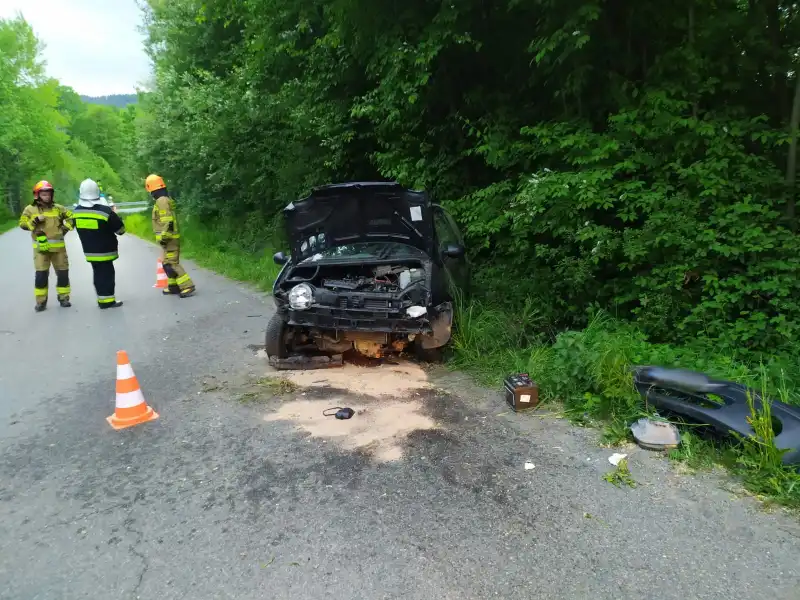 Kotów: pojazd osobowy wypadł z jezdni i uderzył w przydrożny przepust
