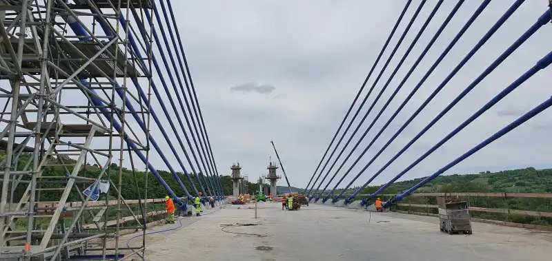 Budowa mostu w Kurowie: Trwa betonowanie ostatniego pylonu i podwieszanie want. Nową przeprawą przejedziemy już jesienią