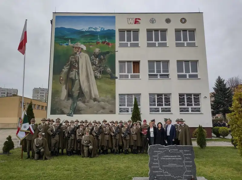 Uczniowie ZS im. Sybiraków w Nowym Sączu złożyli uroczyste ślubowanie. Podczas wydarzenia odsłonięto nowy mural