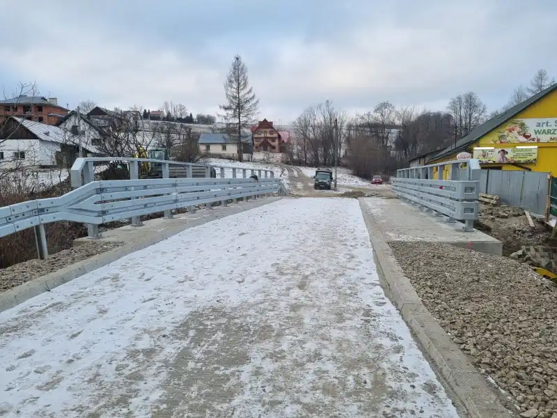 Koniec objazdu w Korzennej. Można już korzystać z nowego mostu