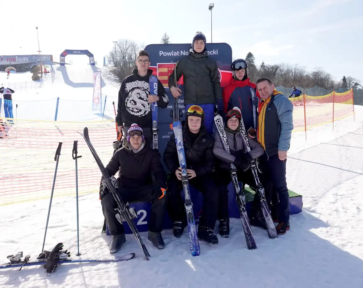 Zawody w narciarstwie alpejskim w Tyliczu. Na stok wyruszyło aż 200 zawodników
