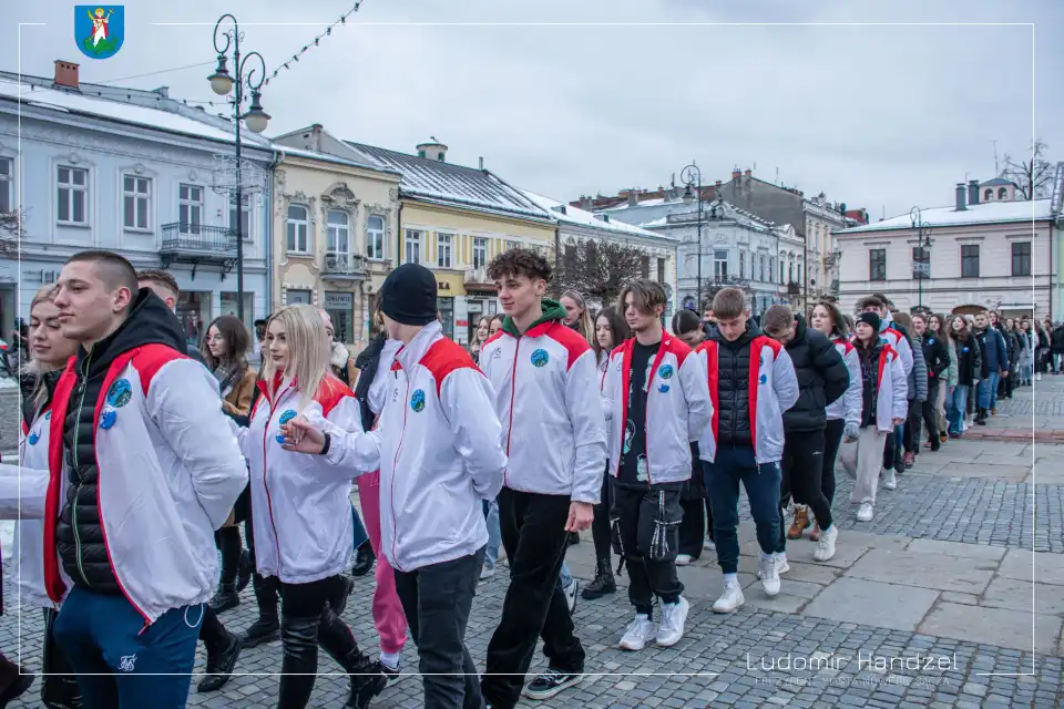 Już po raz piętnasty sądeccy maturzyści zatańczyli tradycyjnego Poloneza przed Ratuszem