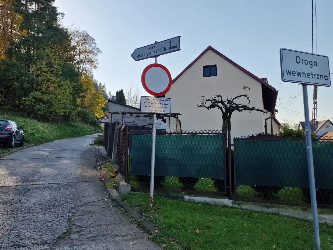 Stary Sącz: Chcesz wjechać na parking, to musisz przejechać zakaz ruchu