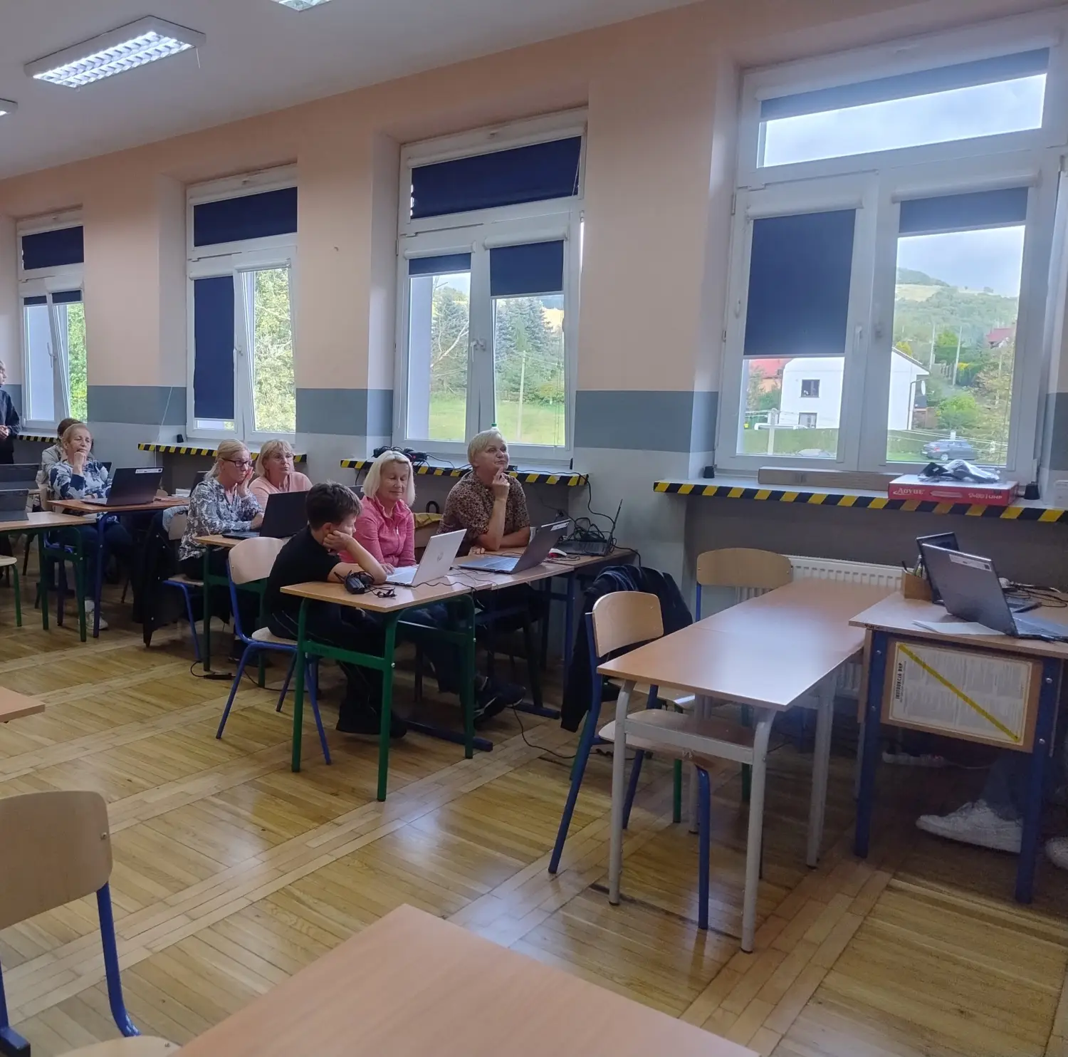 Seniorzy usiedli w szkolnych ławkach. Tym razem nauczycielami byli nastolatkowie