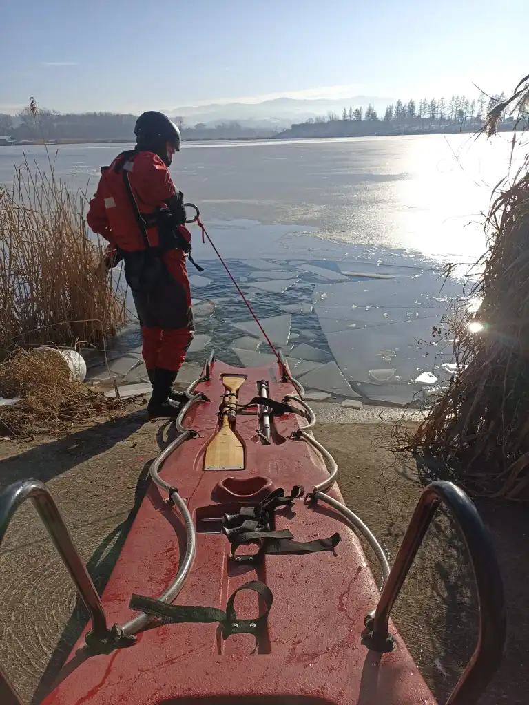 Szkolenie strażaków na lodzie. Ratownictwo w trudnych warunkach