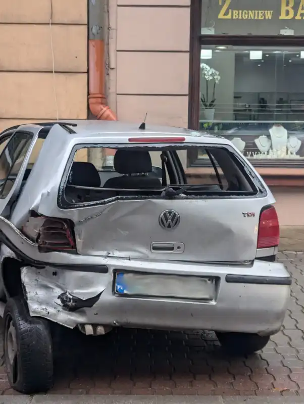 Wypadek na Jagiellońskiej. Cztery auta, dwie osoby ranne, całkowita blokada drogi