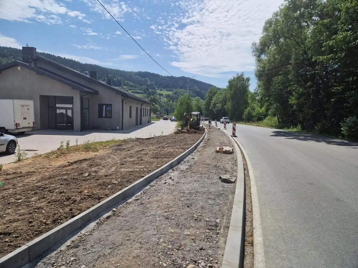 Budowa chodników na terenie gminy Kamionka Wielka ruszyła. Widać już pierwsze efekty