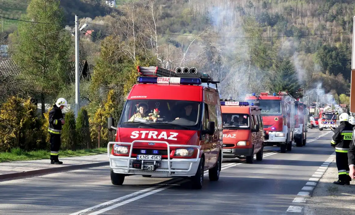 Ochotnicy z Zabrzeży z wozem strażackim i promesą od starosty