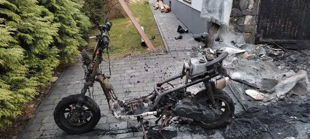 Pożar budynku mieszkalnego w Łącku. Płonęła elewacja