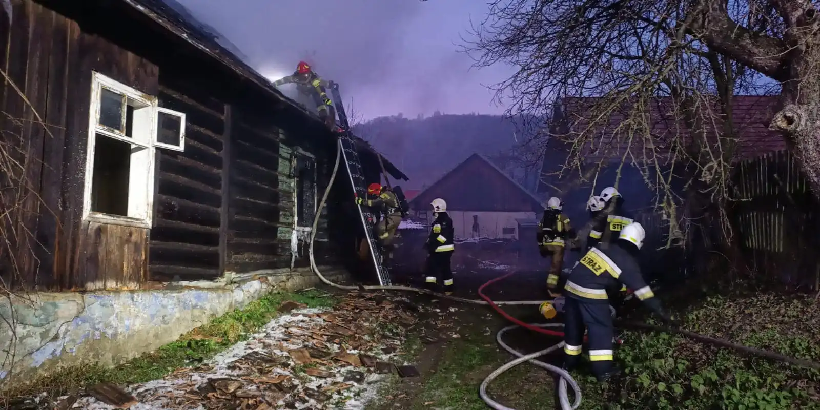 Głębokie. Groźny pożar drewnianego budynku, dwóch mężczyzn w szpitalu