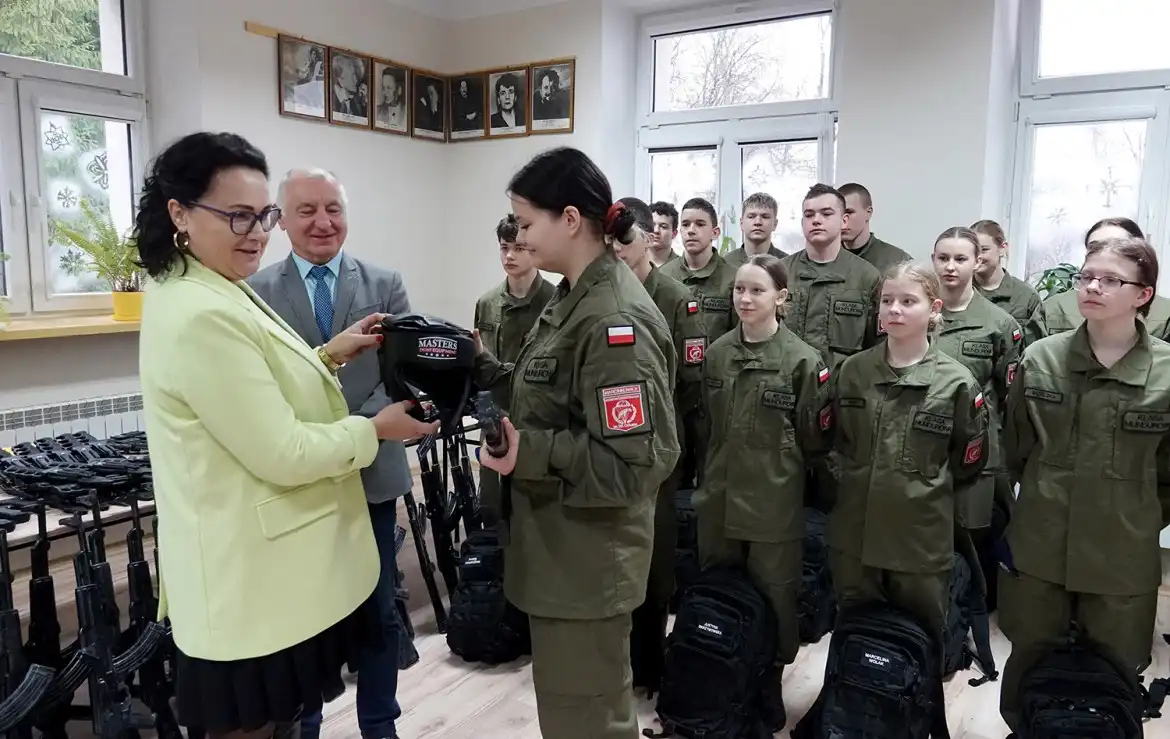 Uczniowie klasy wojskowej ZS w Marcinkowicach otrzymali mundury i sprzęt