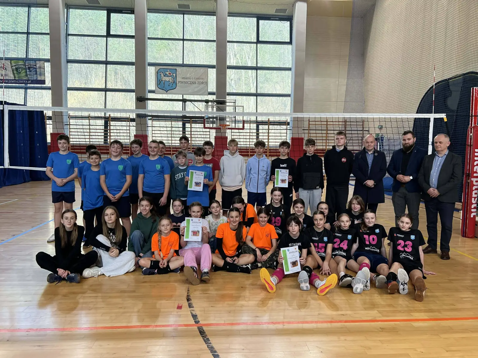 Sportowe emocje w Piwnicznej Zdroju. Turniej siatkówki dla najmłodszych