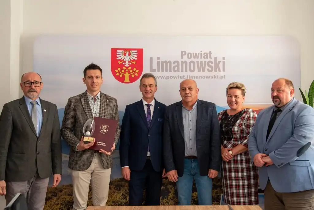 Statuetka „Turystycznej Perły Powiatu Limanowskiego” wręczona