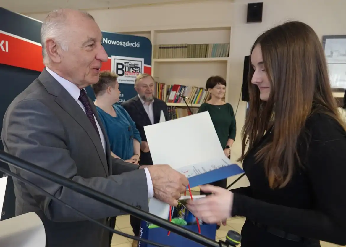 Starosta nowosądecki wręczył nagrody laureatom eliminacji powiatowych 69. Ogólnopolskiego Konkursu Recytatorskiego