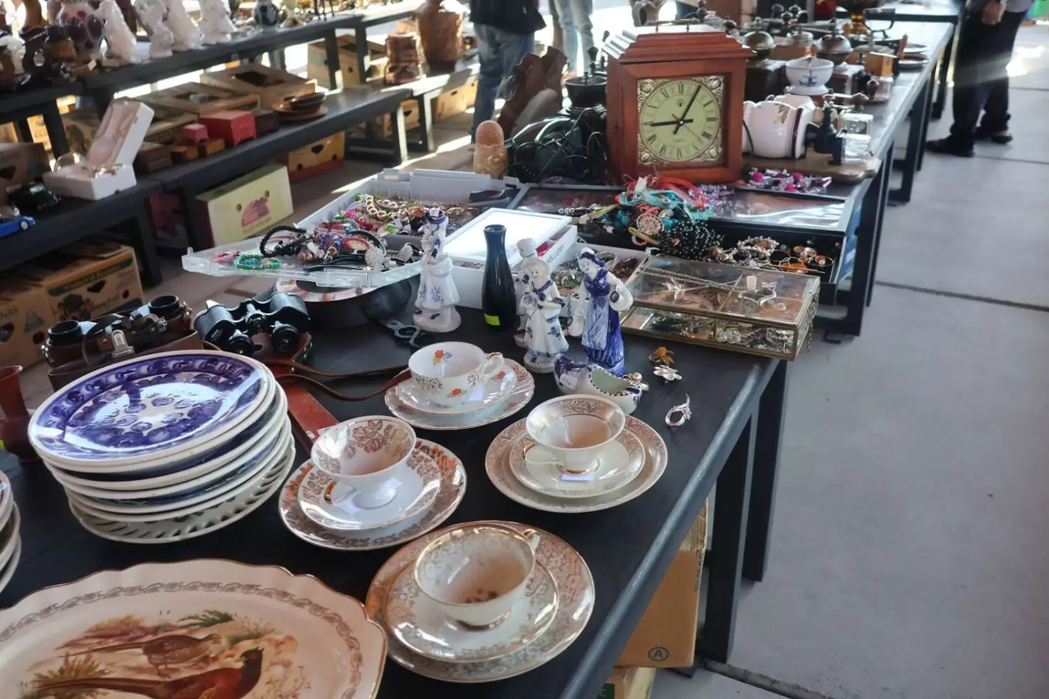 Stare zegary, porcelana i kolekcjonerskie perełki. Tego szukali w Limanowej
