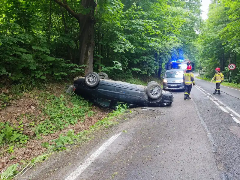 W miejscowości Lipie dachowało osobowe Volvo. pojazdem podróżowała kobieta z dziećmi