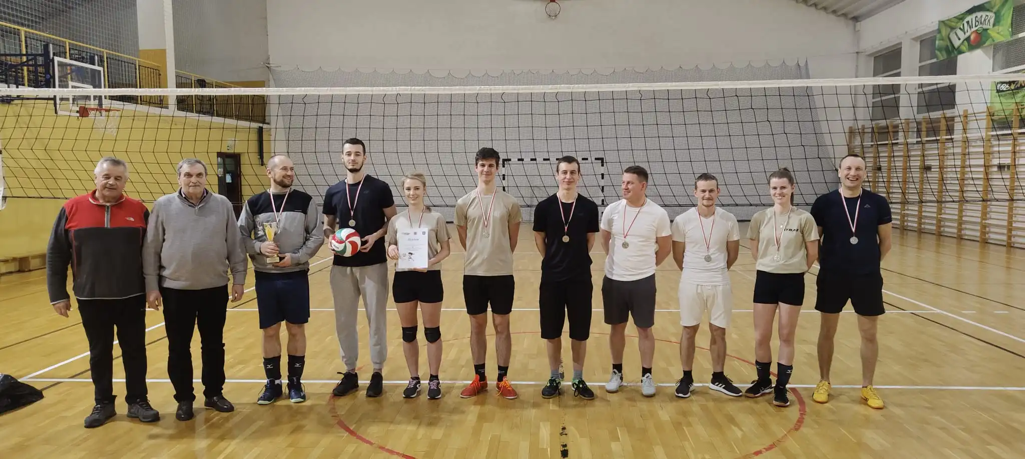 Strażacy w akcji na boisku. Turniej Piłki Siatkowej w Tymbarku