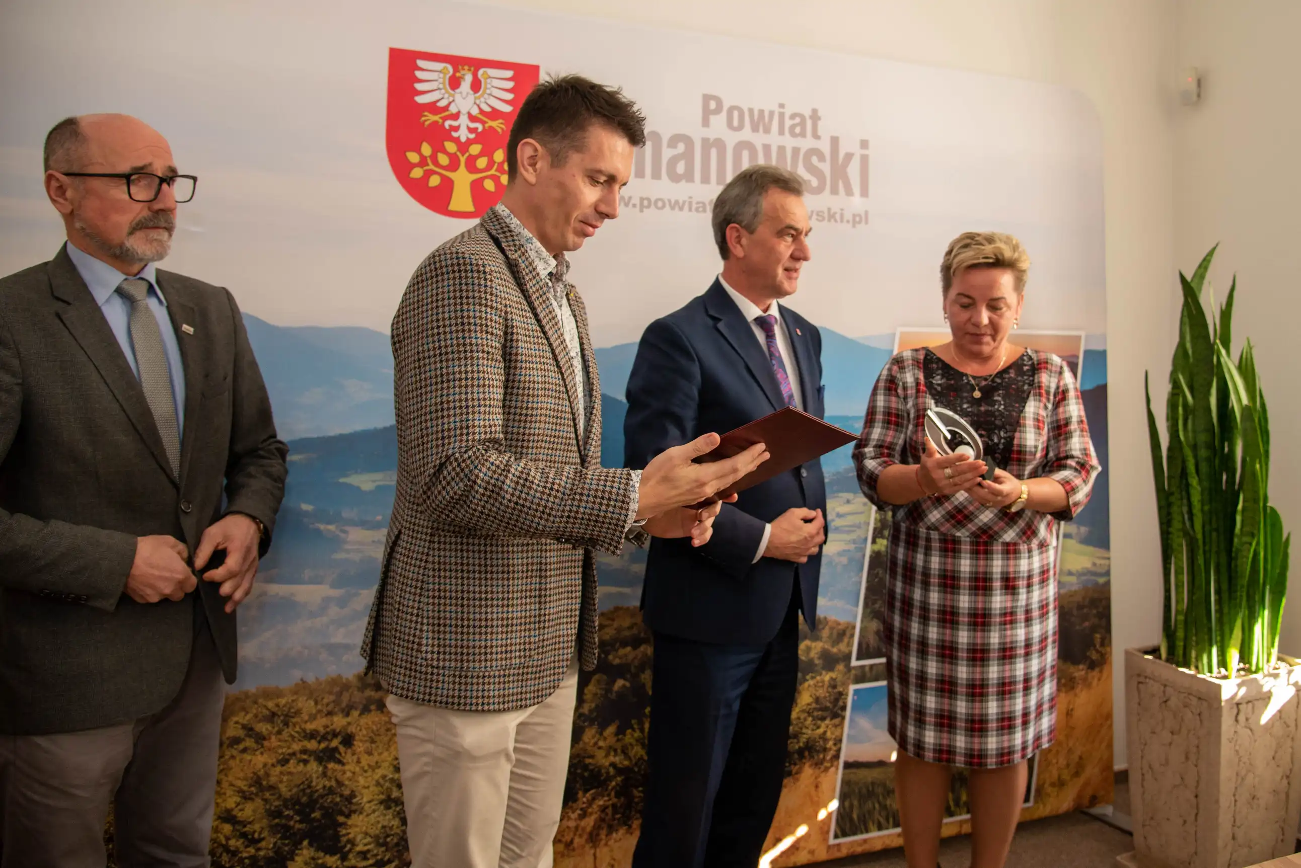 Statuetka „Turystycznej Perły Powiatu Limanowskiego” wręczona