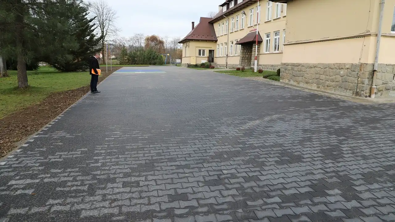 Parking przy szkole w Pisarzowej oddany do użytku mieszkańcom