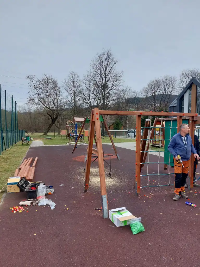 Stary Sącz: Świeżo wyremontowane place zabaw. Czas na zabawę