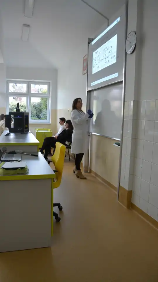W Szkole Podstawowej w Wielogłowach jest nowa pracownia chemiczno-fizyczna