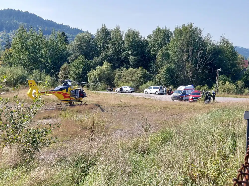 Wypadek osobówki i motocykla w Kasinie Wielkiej. Dwie osoby poszkodowane