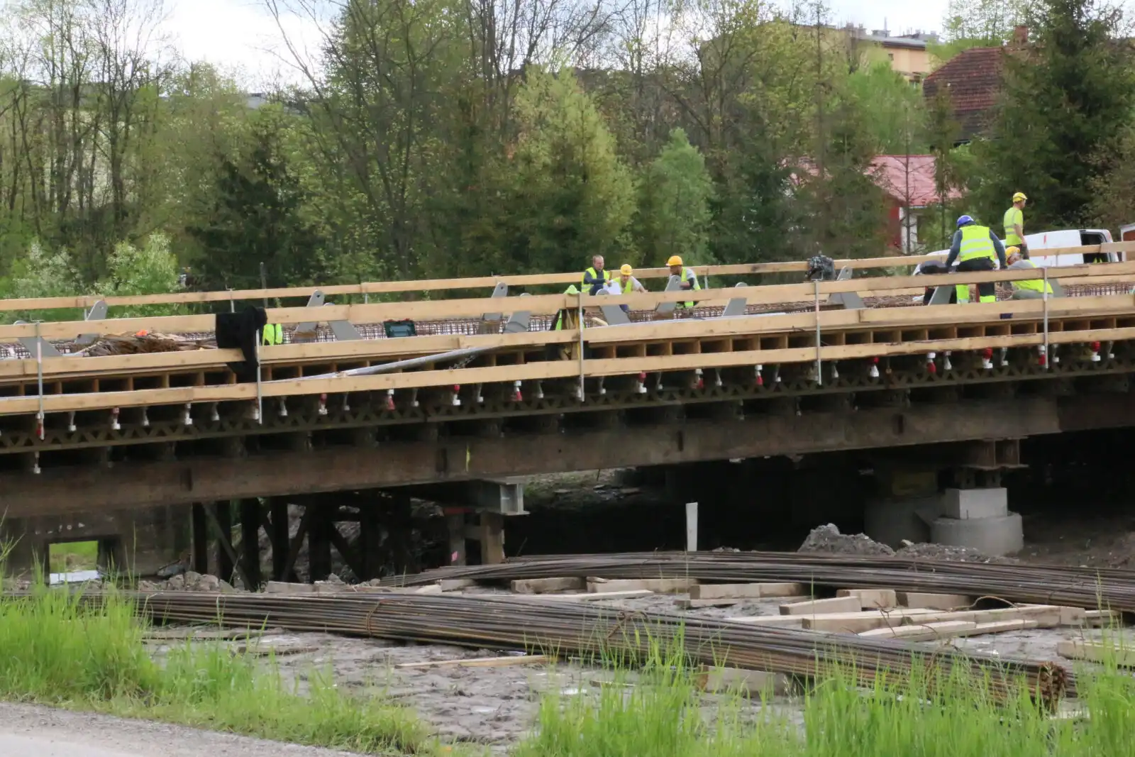 Limanowa: Postępują prace przy budowie mostu łączącego ulicę W. Sikorskiego z ul. J. Marka. Ponadto trwają remonty dróg