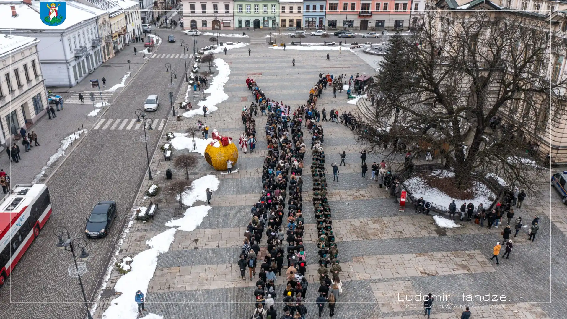 Już po raz piętnasty sądeccy maturzyści zatańczyli tradycyjnego Poloneza przed Ratuszem