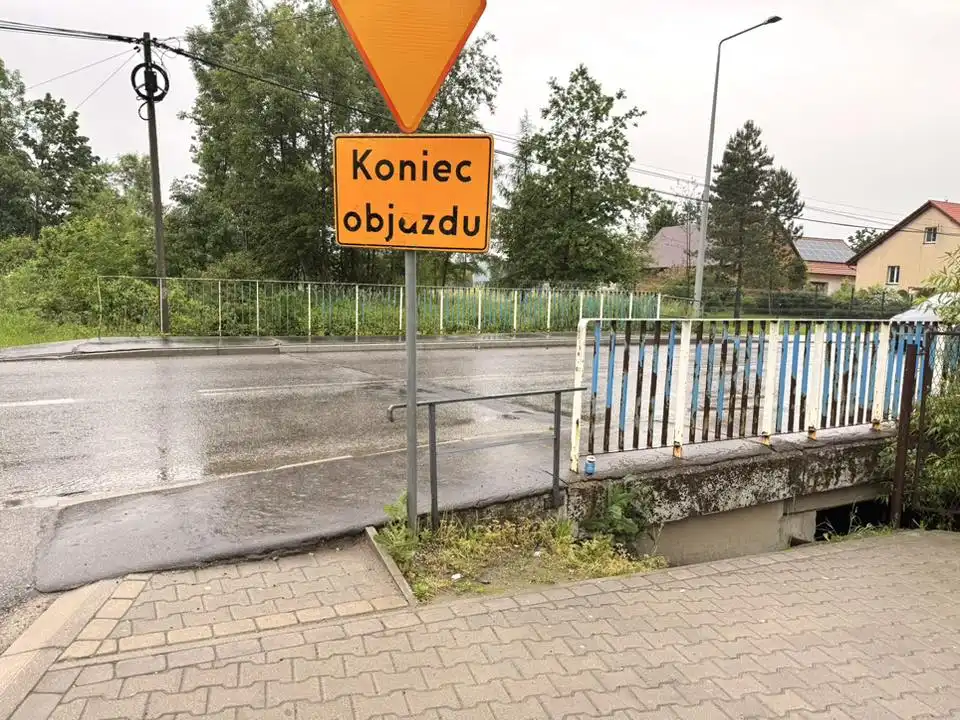 Mostki w Nowym Sączu do remontu - zniszczone barierki i schody