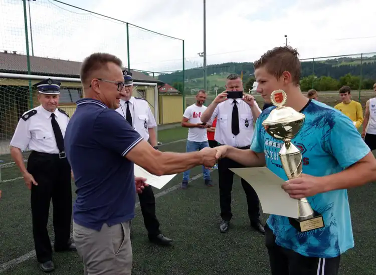 Młodzieżowa Drużyna Pożarnicza z Binczarowej z pucharem w VIII Powiatowym Turnieju Piłki Nożnej