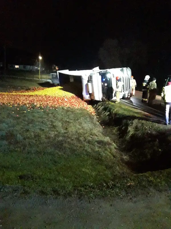 Olszanka: Ciężarówka wioząca jabłka wywróciła się