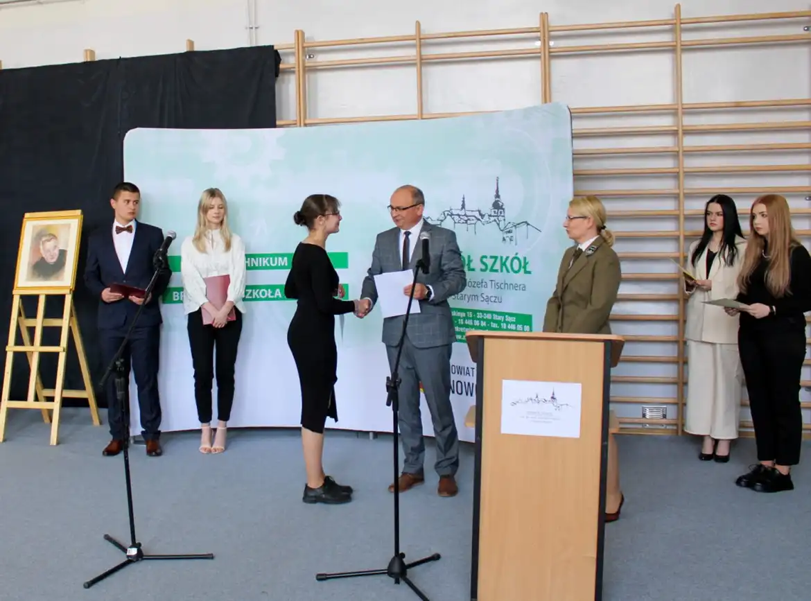 Uczniowie ZS w Starym Sączu kształcą się na leśników. Najlepsi otrzymali stypendia naukowe