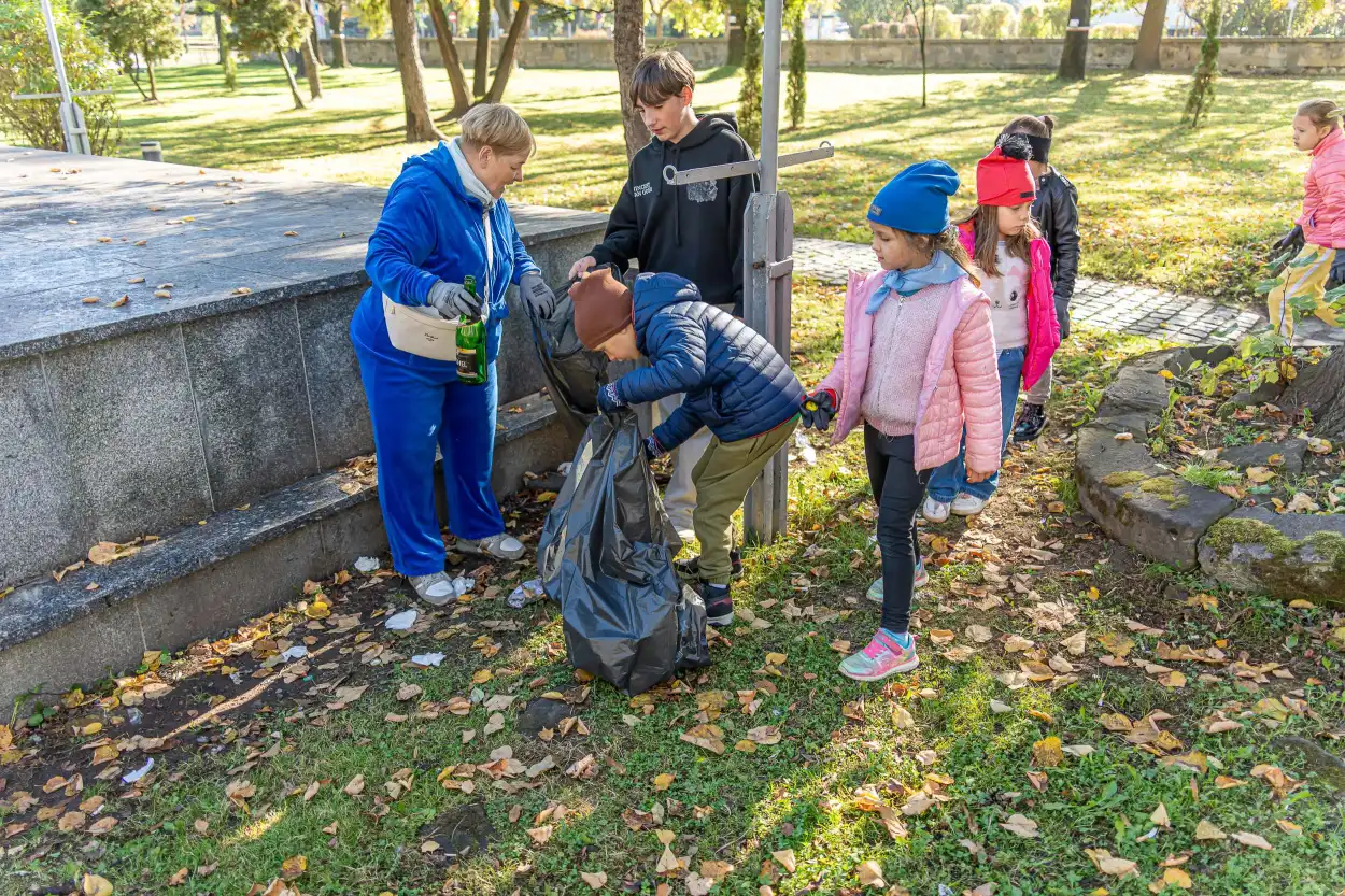 Stary Cmentarz w Nowym Sączu przygotowany na Wszystkich Świętych. Społeczna akcja sprzątania nekropolii