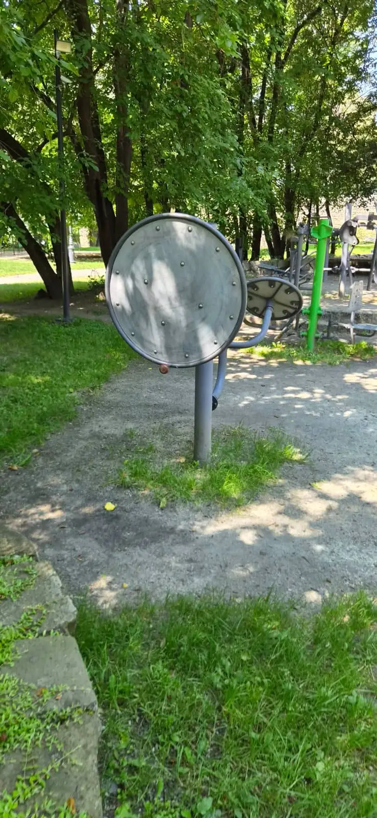 Wandale niszczą miejsca dla najmłodszych. Problem na placach zabaw w Nowym Sączu