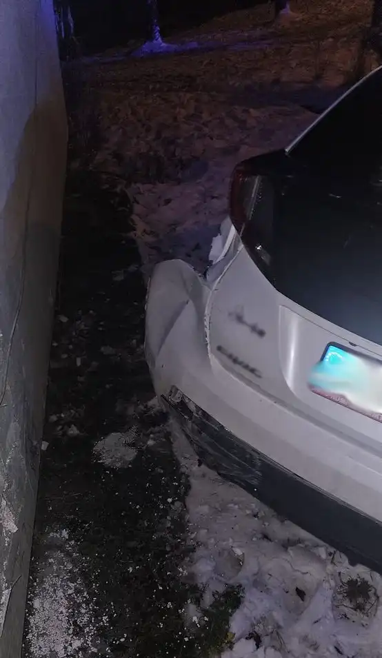 Wypadek w Piwnicznej Zdroju. Samochód zsunął się po skarpie i uderzył w blok