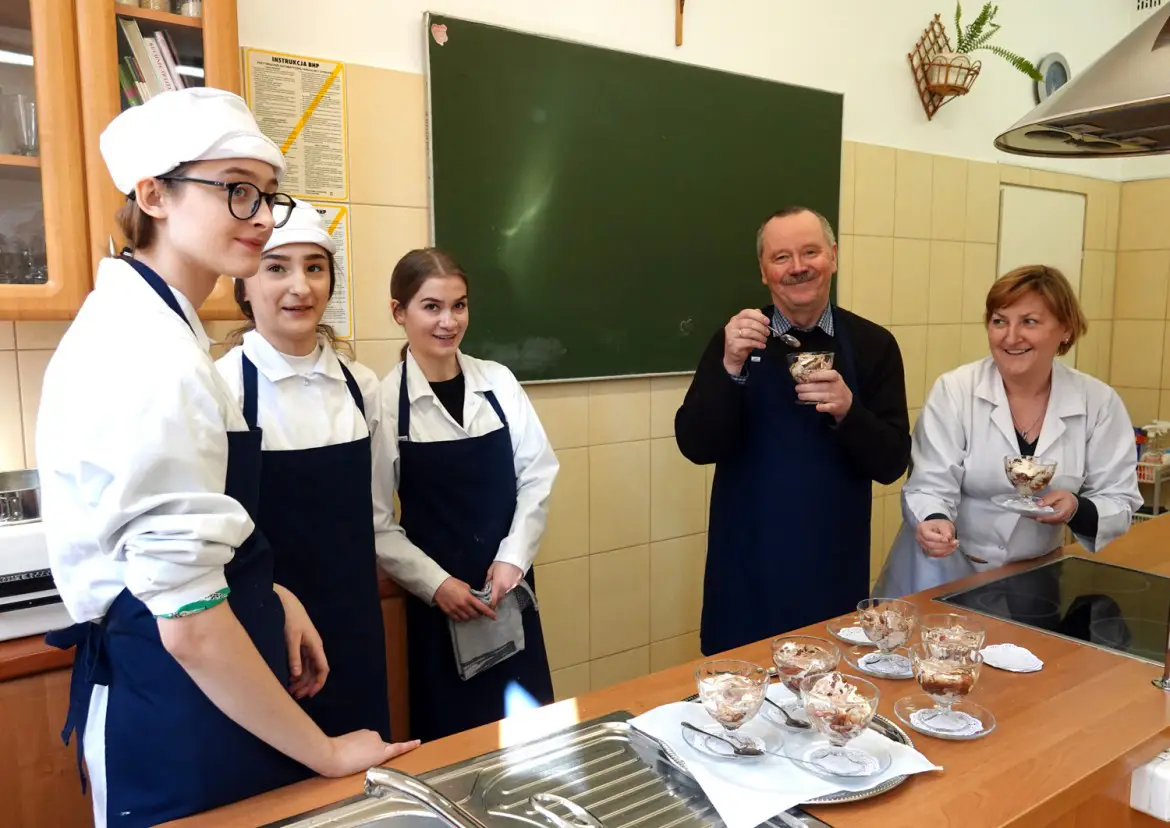 Zespół Szkół w Łącku: Młodzież uczy się gotować i podawać posiłki