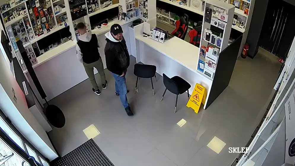 Limanowa: Policja poszukuje sprawców kradzieży telefonów komórkowych oraz laptopów