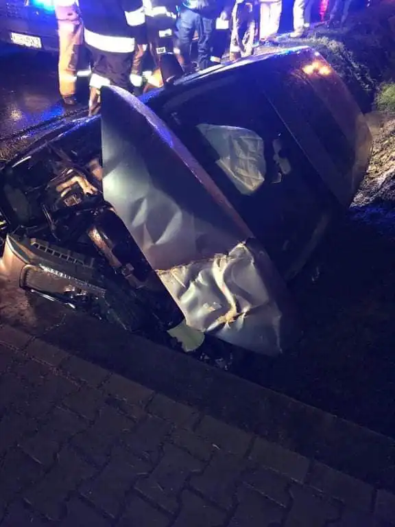 Wypadek w Śnietnicy. Osobówka wypadła z drogi i uderzyła w przepust