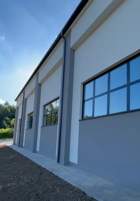Jeszcze niedawno groziła jej likwidacja. Dziś przy szkole w Rdziostowie stoi nowa sala