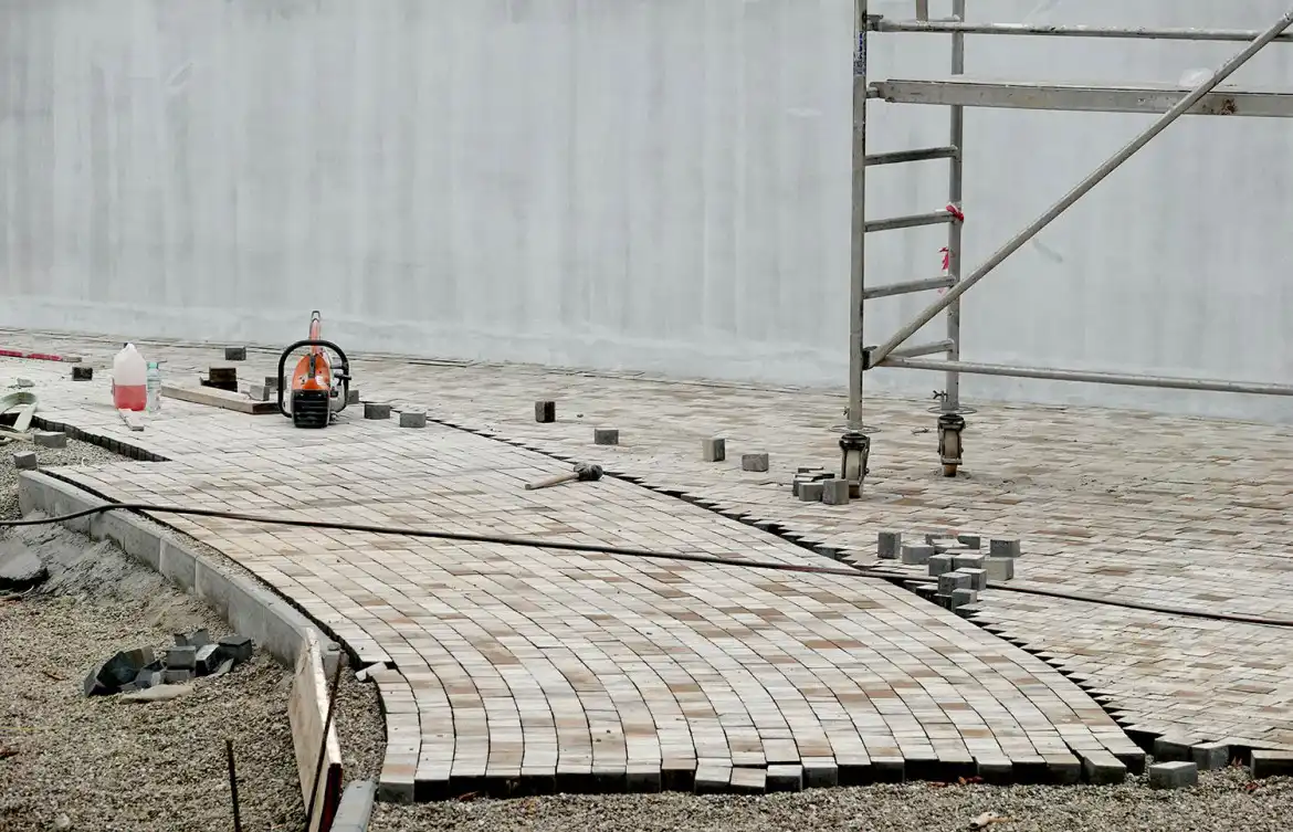 ZS w Marcinkowicach: przed nową halą sportową trwa utwardzanie terenu