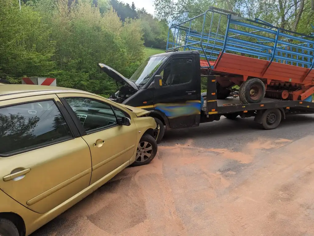 Zawadka: samochód osobowy zderzył się z lawetą