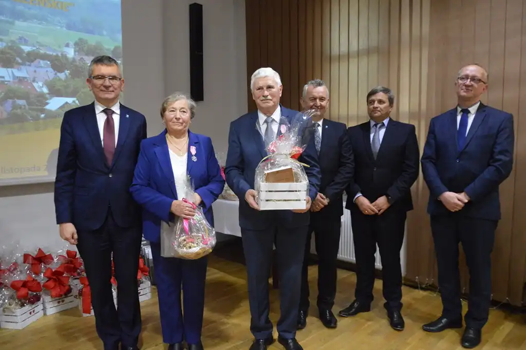 Małżeństwa z długoletnim stażem otrzymały medale od Prezydenta RP. Wśród nich pary z Gminy Stary Sącz