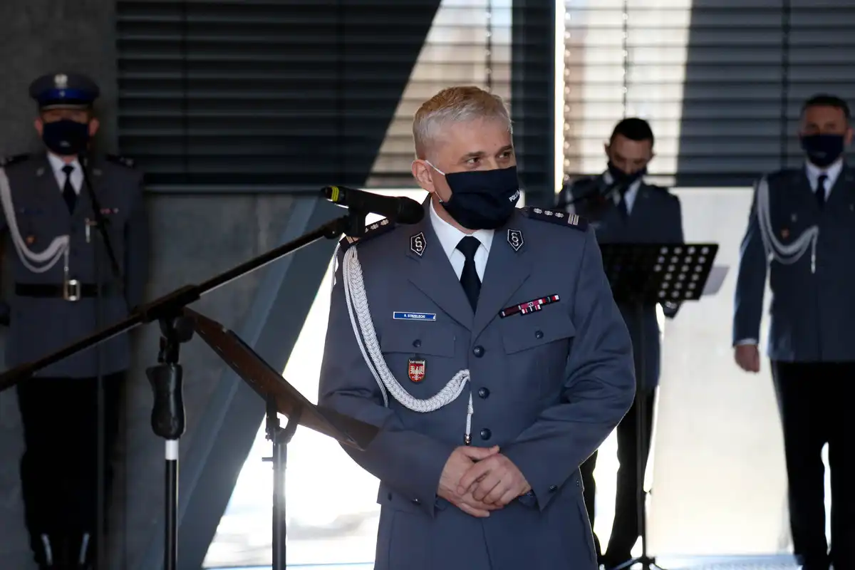 Szeregi małopolskiej Policji zasiliło 49 nowych funkcjonariuszy. Jeden z nich będzie pełnił służbę w Nowym Sączu