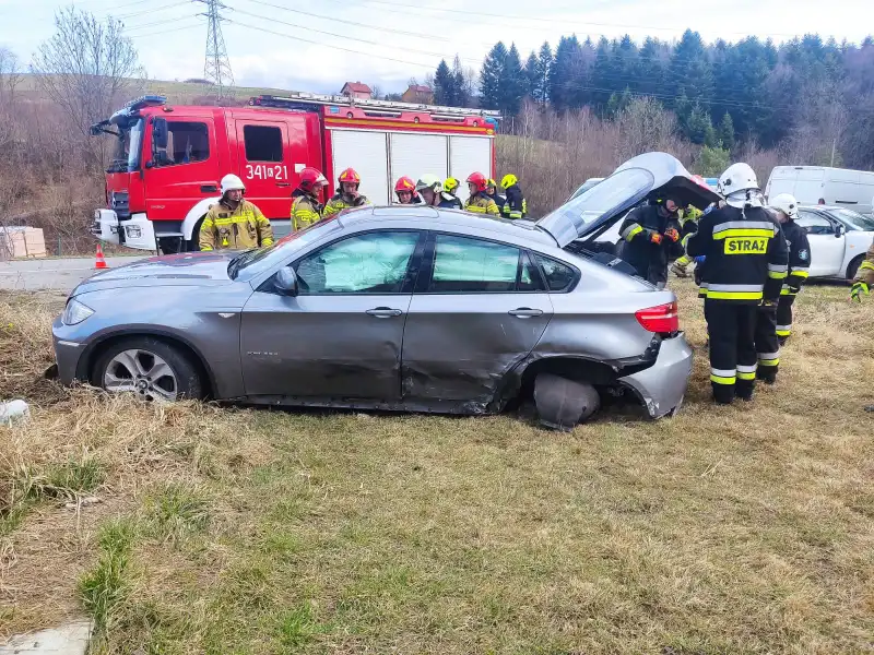 Zderzenie dwóch osobówek w Łęce